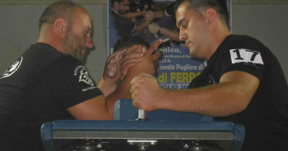 Viaggio nei tornei di braccio di ferro: �Ma i giovani si arrendono subito�